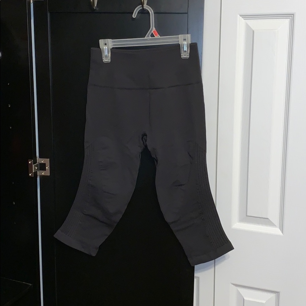 LULU LEMON CROPPED LEGGINGS